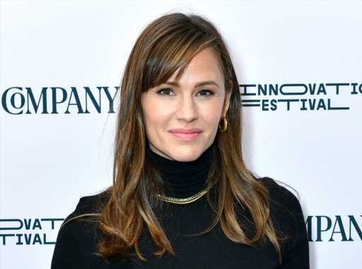 Jennifer-Garner-Shows-How-To-Make-Fresh-Lemonade-—-Her-‘Favorite-Dry-January-Treat.jpg